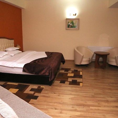 Hotel Crystal Palace Râmnicu Vâlcea Eksteriør billede