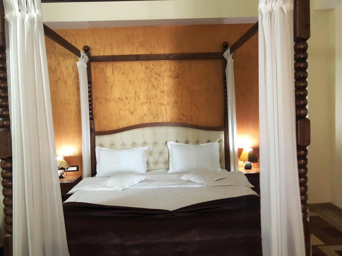 Hotel Crystal Palace Râmnicu Vâlcea Eksteriør billede