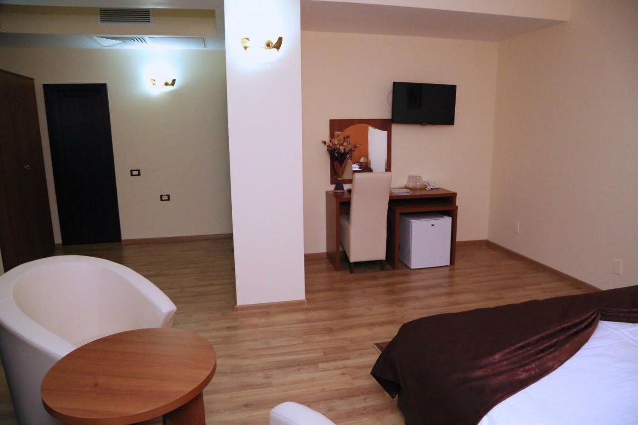 Hotel Crystal Palace Râmnicu Vâlcea Eksteriør billede