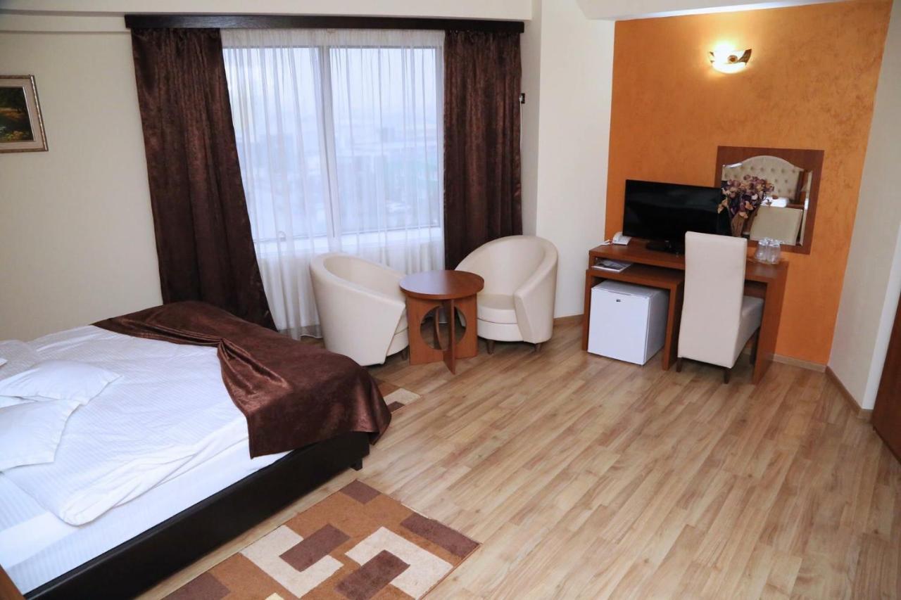 Hotel Crystal Palace Râmnicu Vâlcea Eksteriør billede